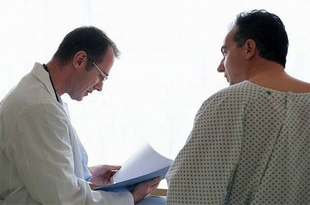 lékař předepisuje pacientovi léky na prostatitidu